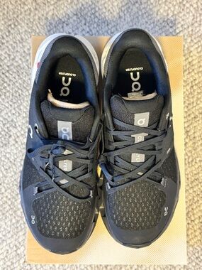 NEW On Cloudflyer 4 Running Shoes – Men’s 7.5 – Black/White OR White/Hay (NIB)